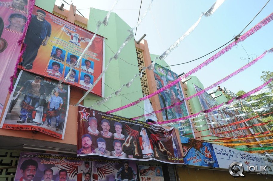 1-Nenokkadine-Hungama-at-RTC-Cross-Roads